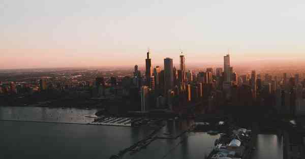 人工智能机器人和人谈恋爱