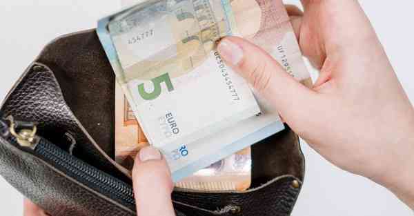 人工智能机器人和人谈恋爱