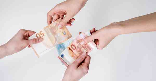 人工智能机器人和人谈恋爱