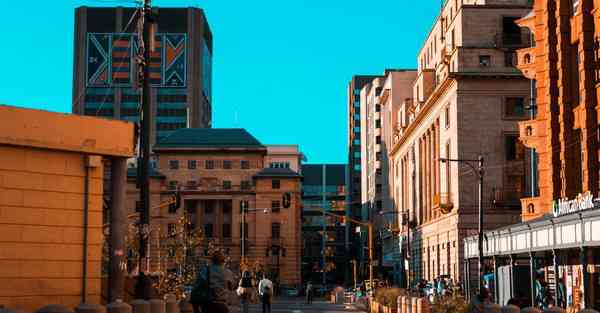 人工智能机器人和人谈恋爱