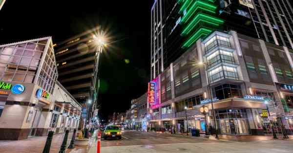 人工智能机器人和人谈恋爱