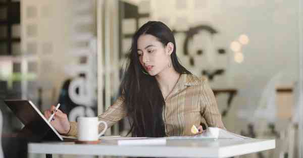 用一根手指头AI绘画特效（AI特效绘画两根手指）