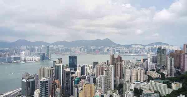 人工智能机器人和人谈恋爱