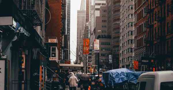 人工智能机器人和人谈恋爱