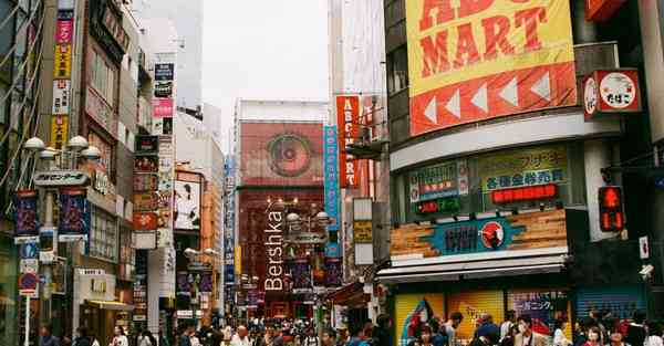 人工智能机器人和人谈恋爱